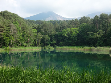 瑠璃沼と磐梯山