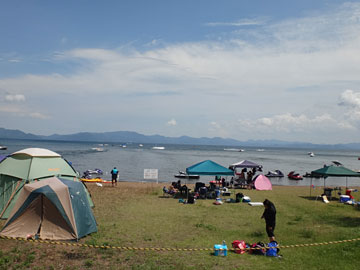 湖岸のキャンプ場