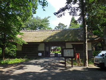福島県迎賓館の入口の門