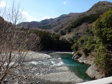 水神橋から見る道志川