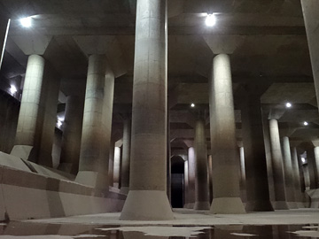 59本の巨大コンクリート柱