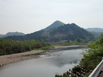 円山川を望む道