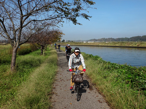 新川沿いの自転車道を印旛沼へ向かう