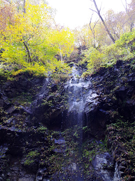 紅葉と岩肌とベール滝