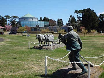 芝生広場の銅像