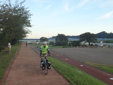 相模川の土手の自転車道
