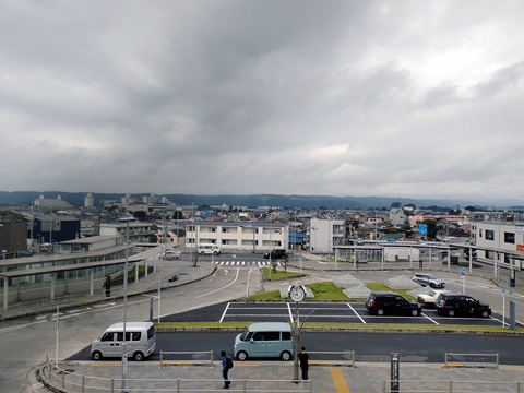 拝島駅より西の山を見る