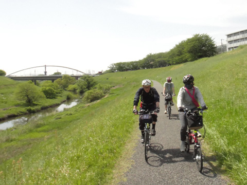 利根運河北側の河川敷の自転車道