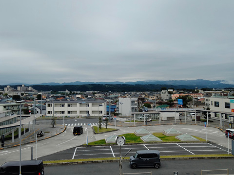 拝島駅より西の山を見る
