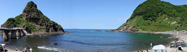弁天島と盃海水浴場