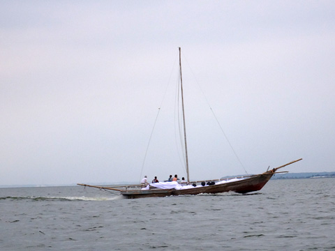 疾走する帆引き船