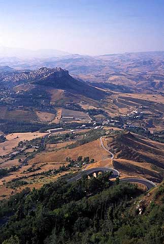エンナより隣の城壁村を通してシチリア中央部を望む