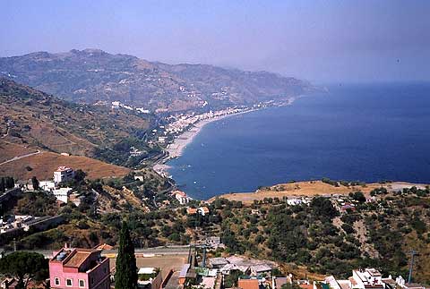 Taorminaから海岸線を望む