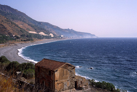 タオルミナから北東に延びる海岸線