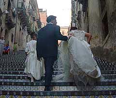 階段を上る新婚カップル