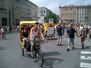 市内を走る自転車タクシー