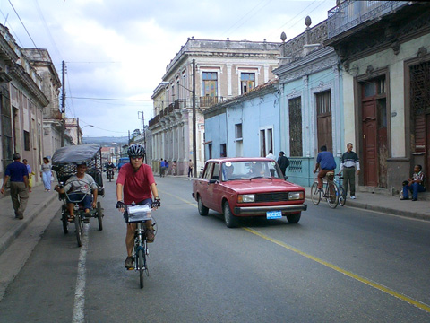 ソ連製の車と自転車タクシー