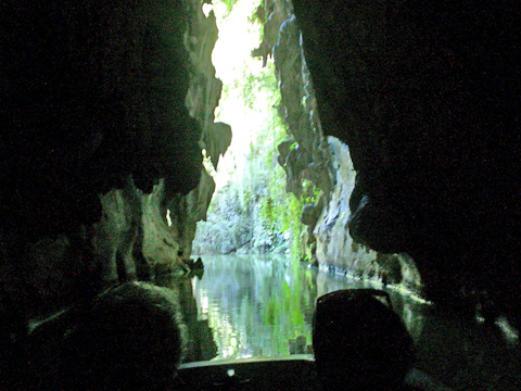 洞窟出口の複雑怪奇な岩の造形