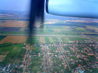 飛行機からブダペスト郊外の街と畑を見下ろす