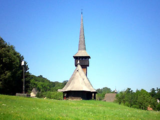 野外民族博物園の高い尖塔を持つ木造教会外観