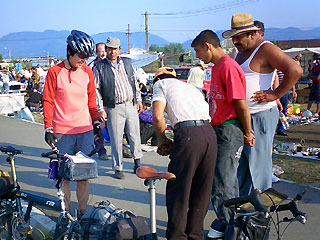 サリーナと自転車を取り囲むマーケットの人々
