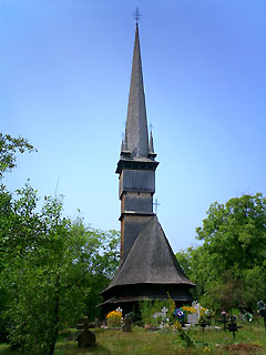 高い尖塔のシュルデシュティの木造教会