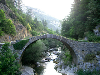 小さな川と石の橋