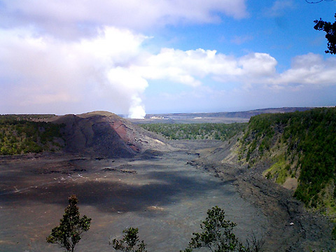 Kilauea Iki Crater からHalema'uma'u Craterの噴煙を望む