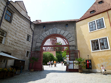 お城入口の赤い門