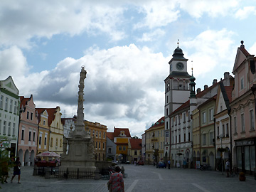 バロック様式の塔と時計台のある市庁舎