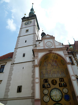市庁舎の塔と仕掛け時計