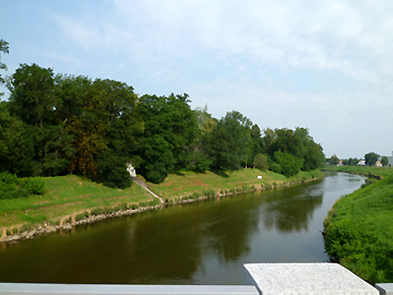 お城の庭園の脇を流れるモラヴァ川
