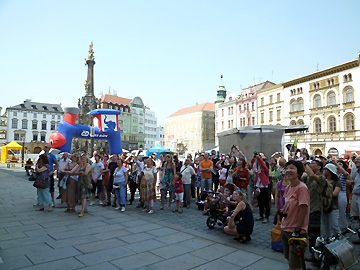 市庁舎の前に集まる人々