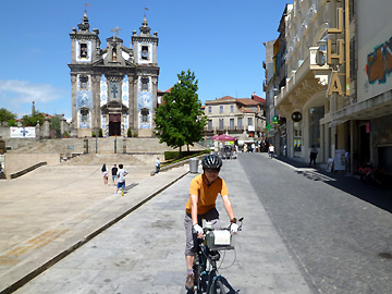自転車で サント・イルデフォンソ教会の前を出発