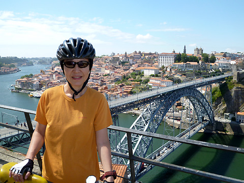 ドウロ川に架かるドン・ルイス一世橋を通してポルトの街を見る