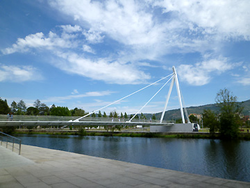 タメガ川に架かる新しい歩道橋