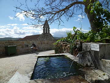サピアンスの村はずれに建つ古い教会と水場