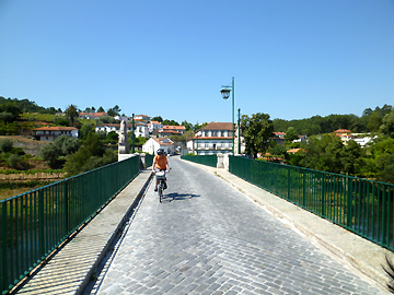ポンテ・ダ・バルカの橋を渡る