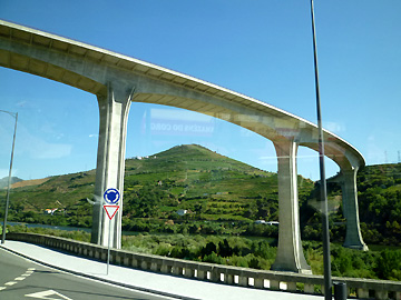 レグアの高速道路の橋
