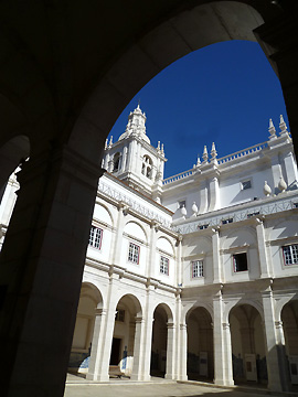 サン・ヴィセンテ・デ・フォーラム教会中庭