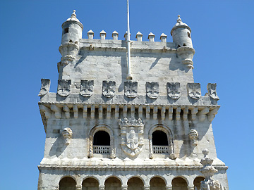 塔の頂部とマヌエル1世の紋章