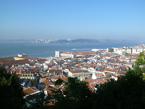 お城からリスボンの街を見る