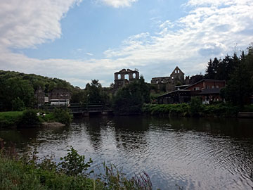 運河から見たオールン修道院
