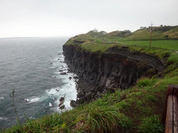 断崖絶壁と馬羅島