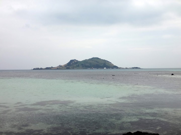 翡翠色の海と飛揚島
