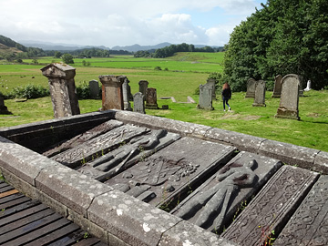 墓地に横たわる古い墓石