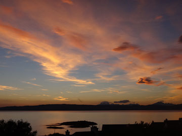 スカイ島の上に広がる夕焼け雲