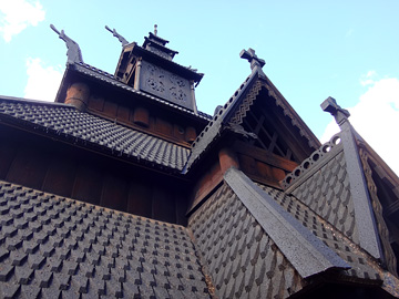 竜頭飾りと柿葺きの屋根