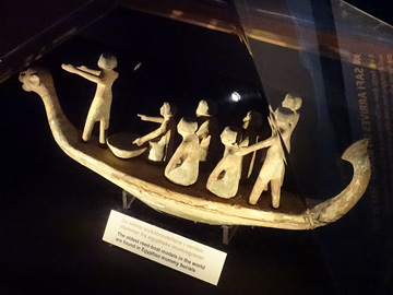 葦で作られた古代エジプトの船の像