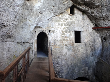 洞窟入口